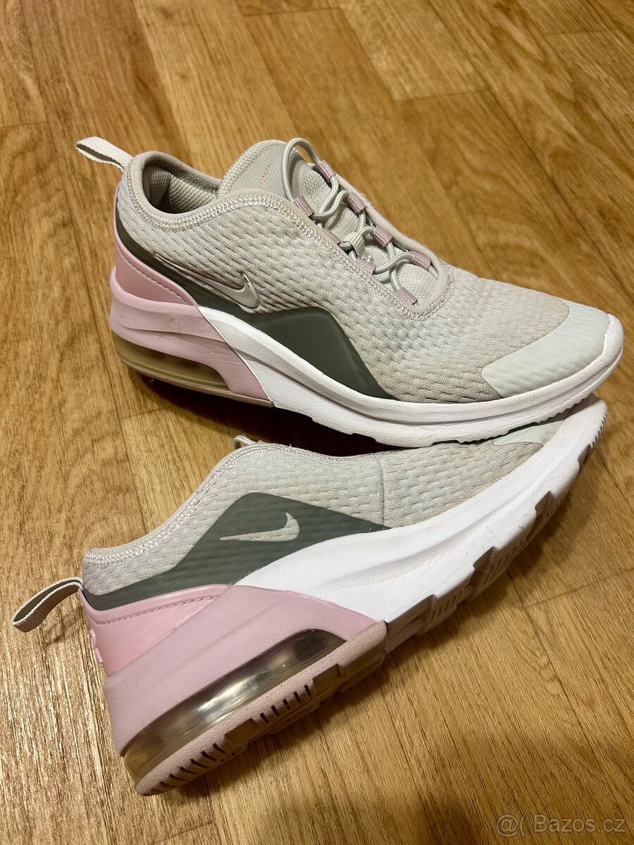 Kecky NIKE AIR MAX MOTION vel. 33.5