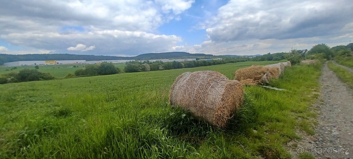 Investiční pozemek 6116m² 50km od Prahy u D5