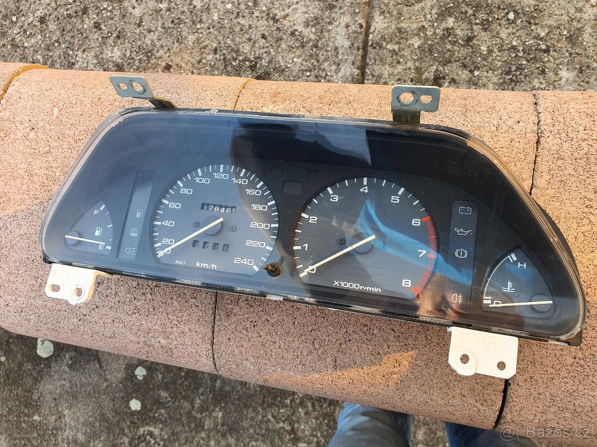 Přistrojový štít budiky palubka Mazda 323 BG