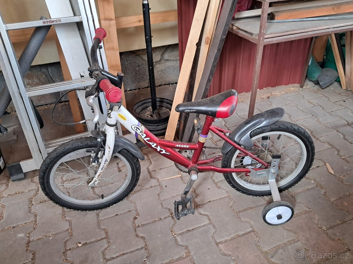 Dětské kolo s balančními kolečky