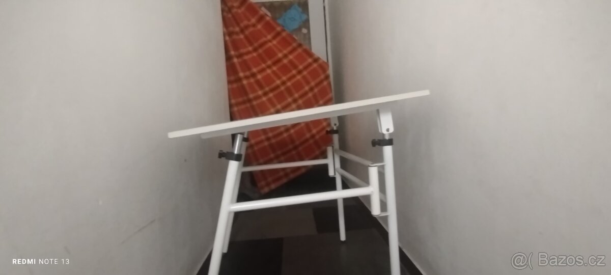 Výškově nastavitelný polohovací skládací stůl