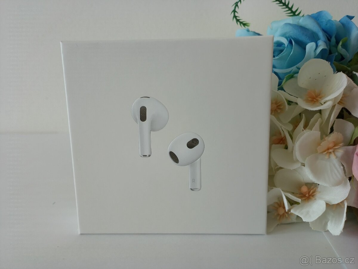 Apple AirPods 3 s nabíjecím pouzdrem MagSafe.