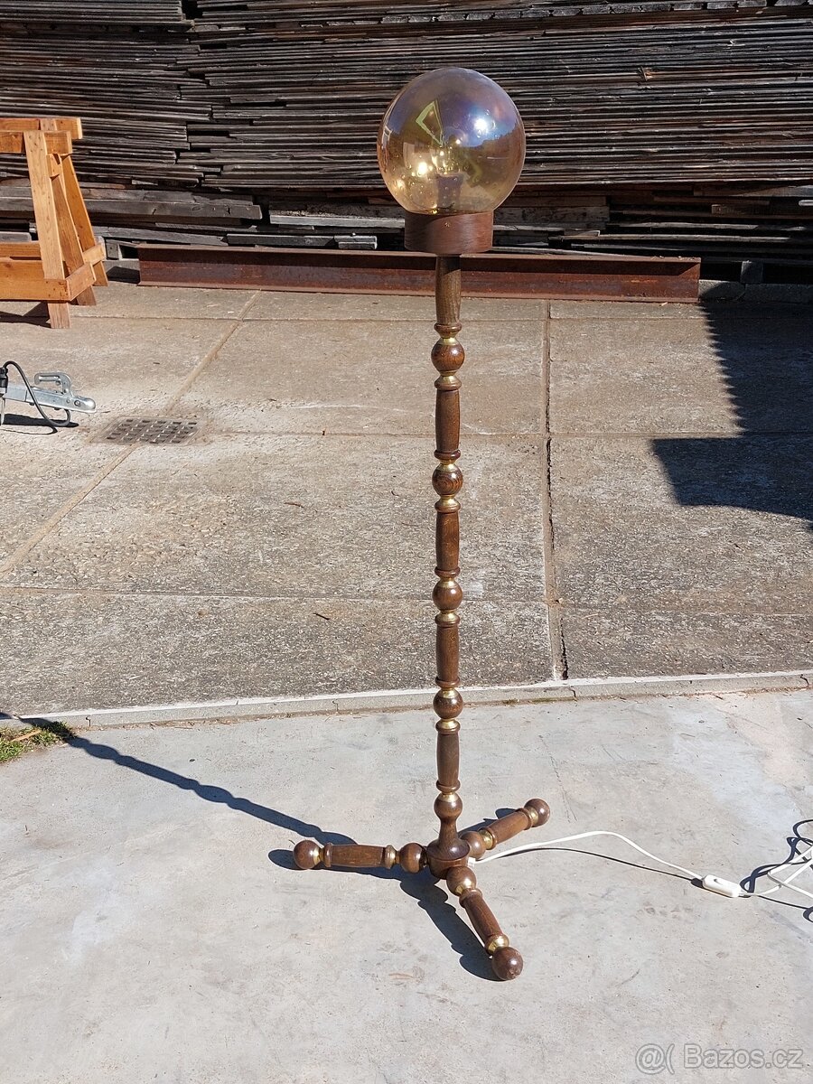 stojací lampa
