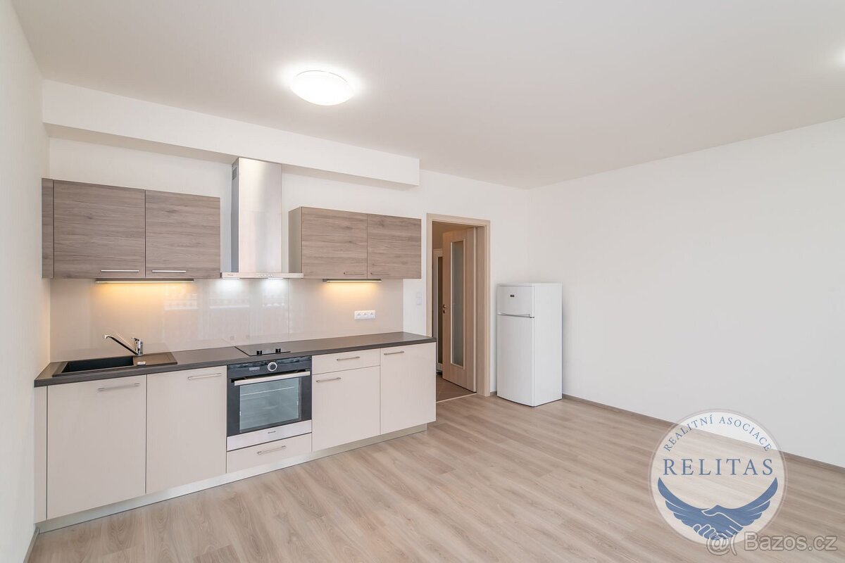 Pronájem nezařízeného bytu 1+kk 34 m² + 6 m² + balkon, Praha