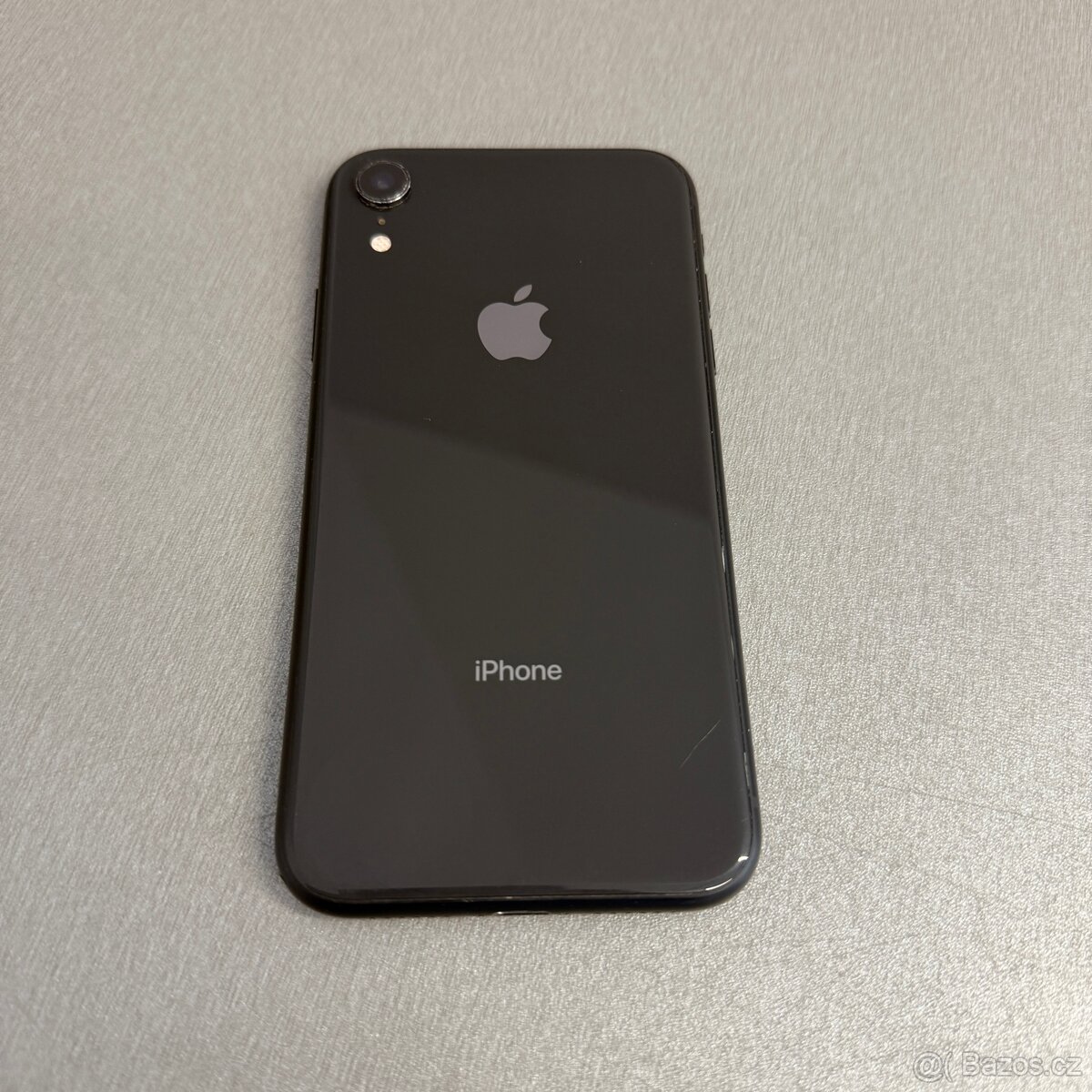 iPhone XR 64GB černý, pěkný stav, 12 měsíců záruka