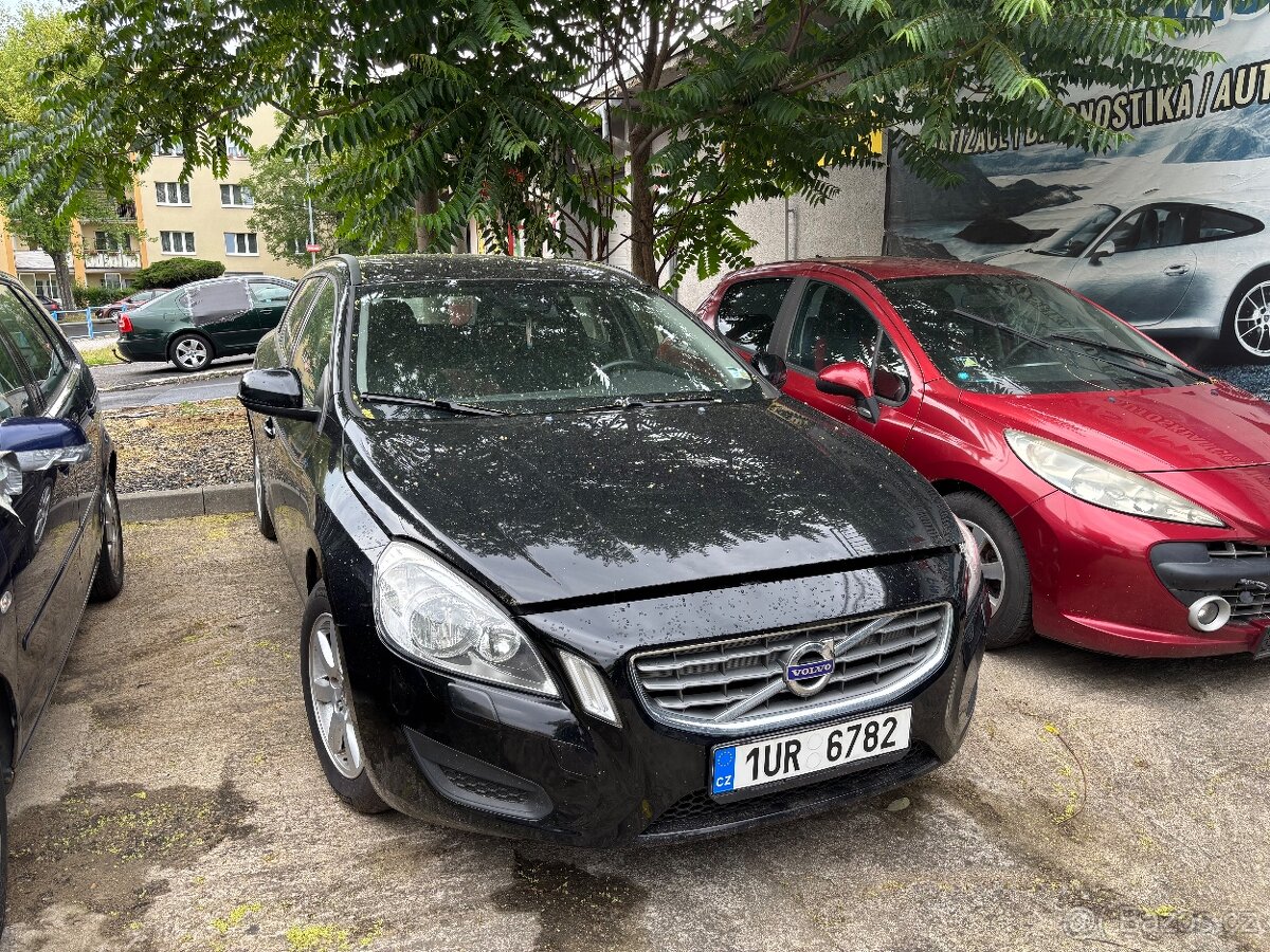 Volvo V60 1.6 TDi DRIVe 2011 PRASKLÝ MOTOR