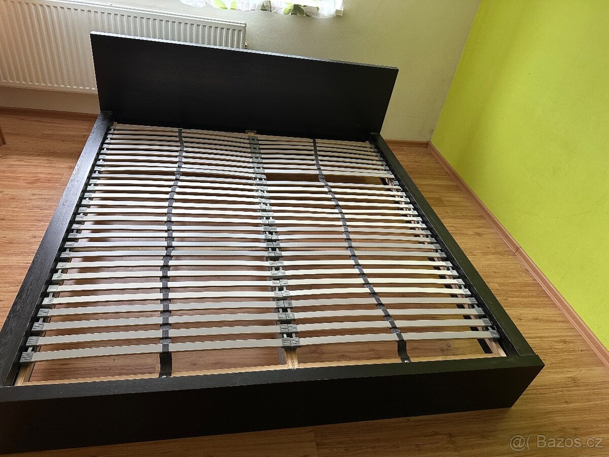 Černá manželská postel a rošty zdarma
