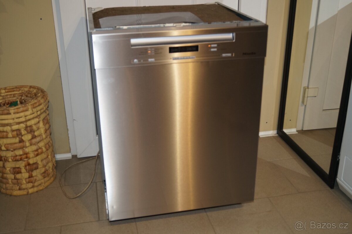 Miele myčka celonerezová G 6300 SCU, tři koše