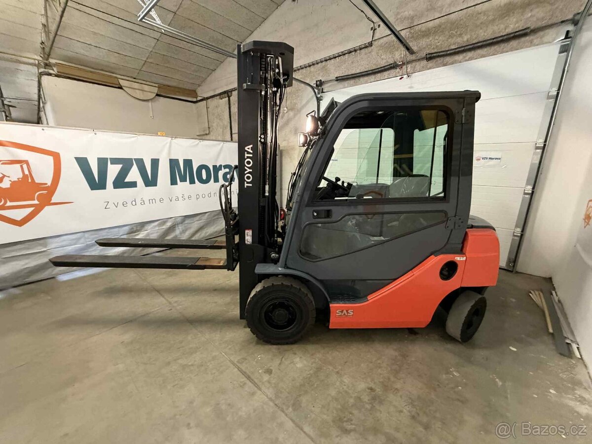Vysokozdvižný vozík Toyota, 52-8FDF20. Teleskopické vidlice