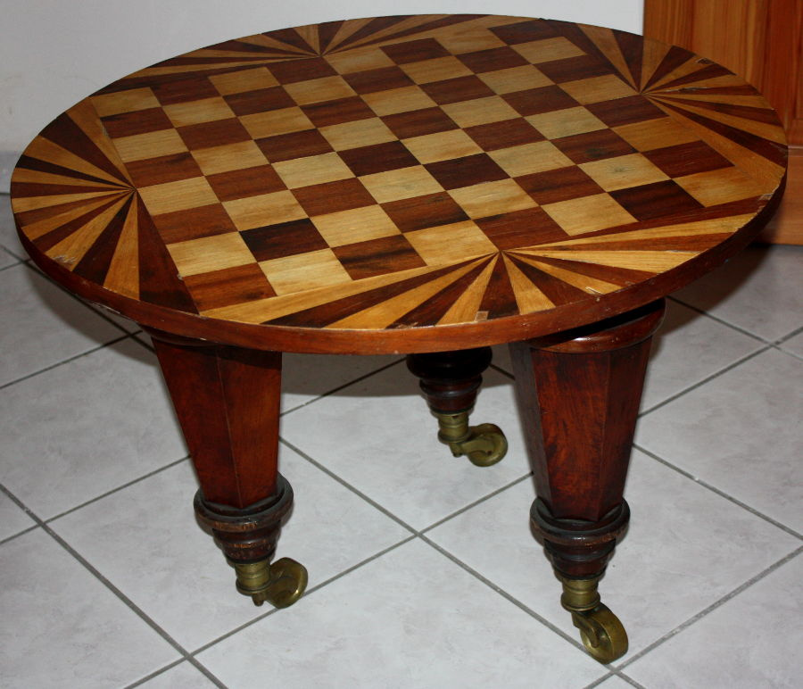 Šachy, starý šachový stůl, šachovnice, šachové figury