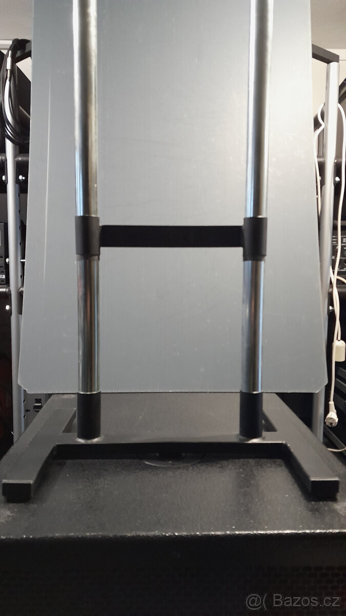 Stojany pro dva reproduktory na subwoofer 2 sady