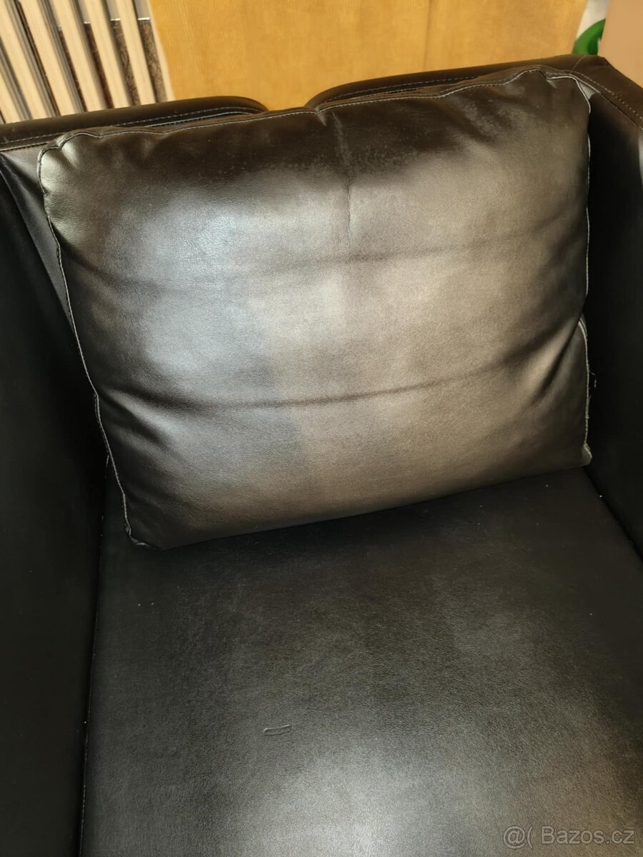 Černé kožené křeslo IKEA Ekerö