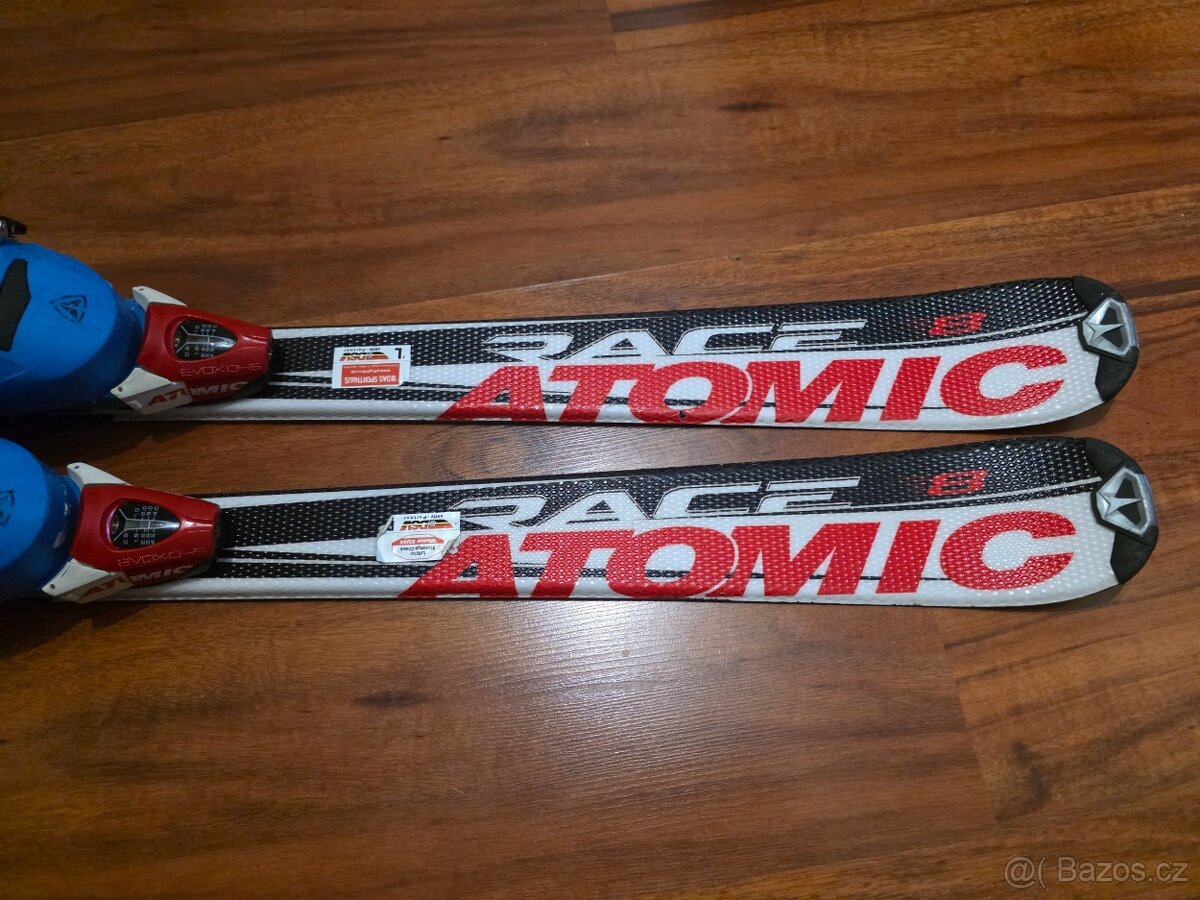 Juniorské sjezdové lyže Atomic Race 8 v délce 130 cm