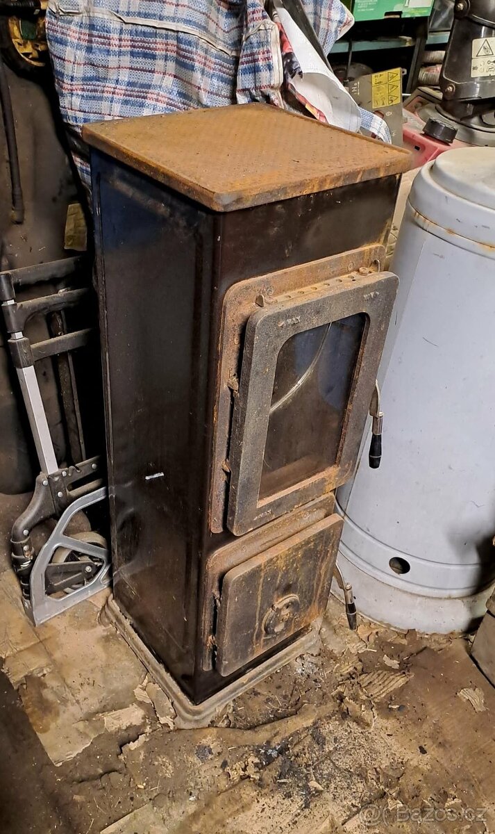 Kamna Petry, prasklé sklo ale nemá vliv na funkci.K vyzvednu