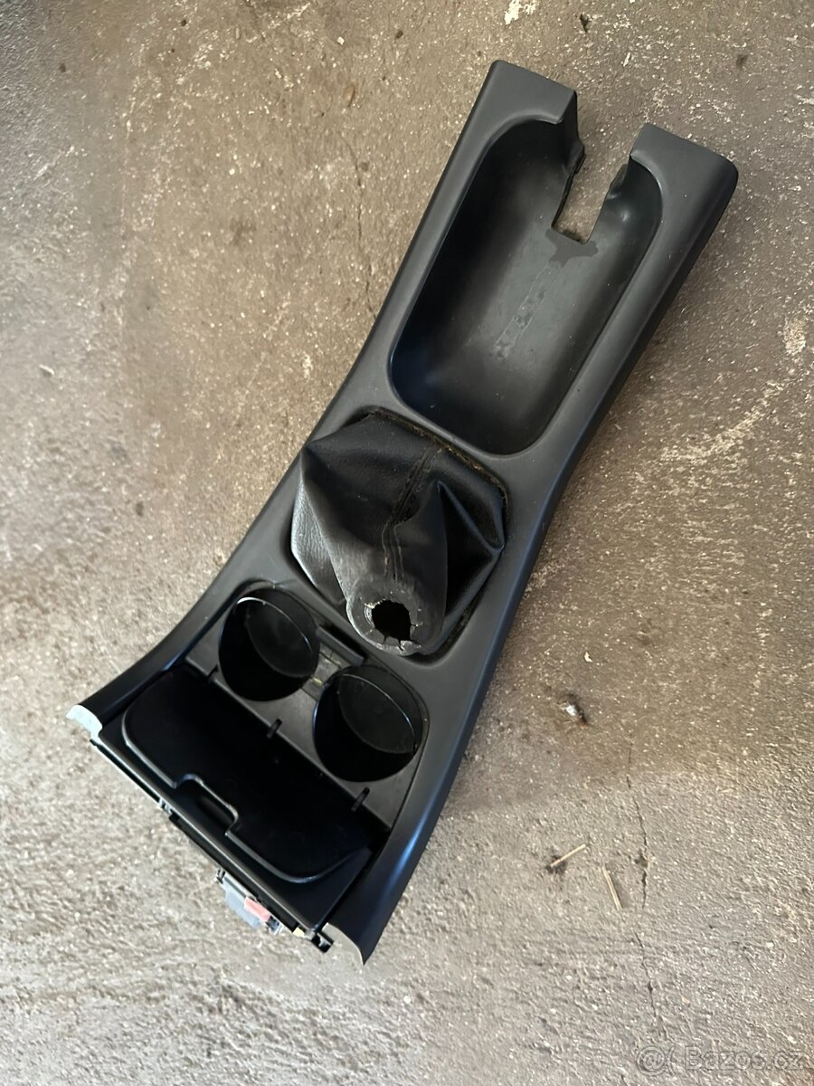 Mazda 626 GE - středový tunel