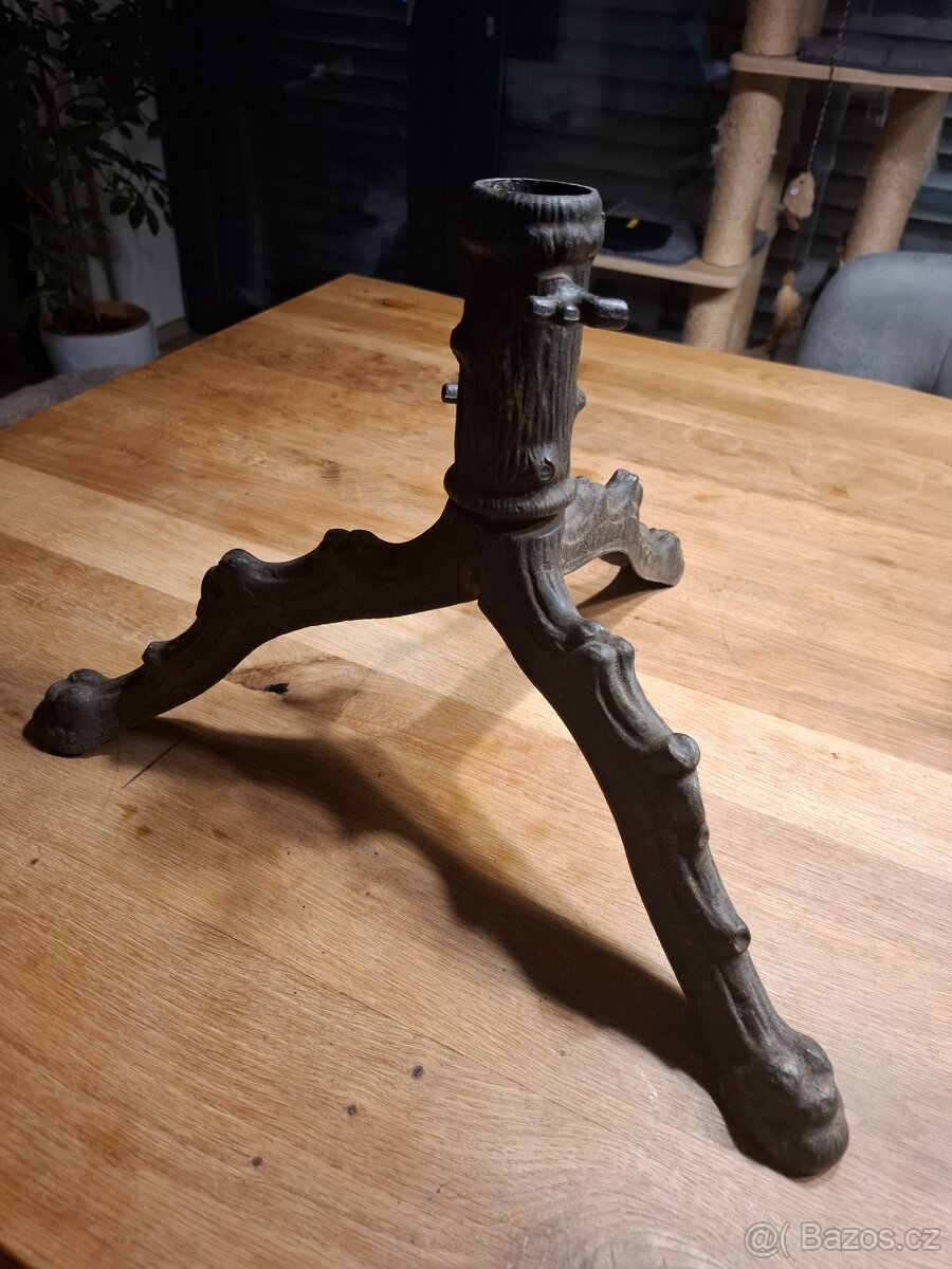 Litinový stojan na stromeček