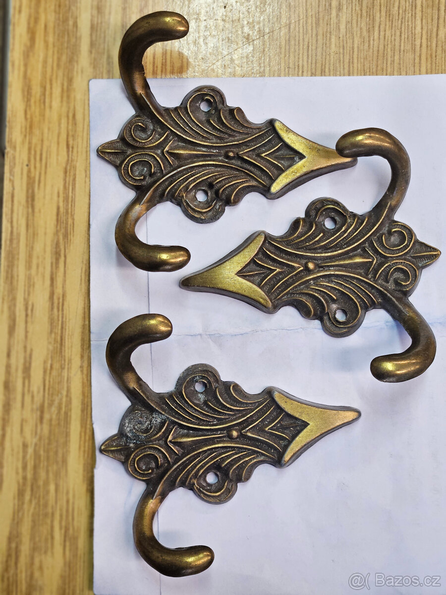 Mosazný věšák-3ks