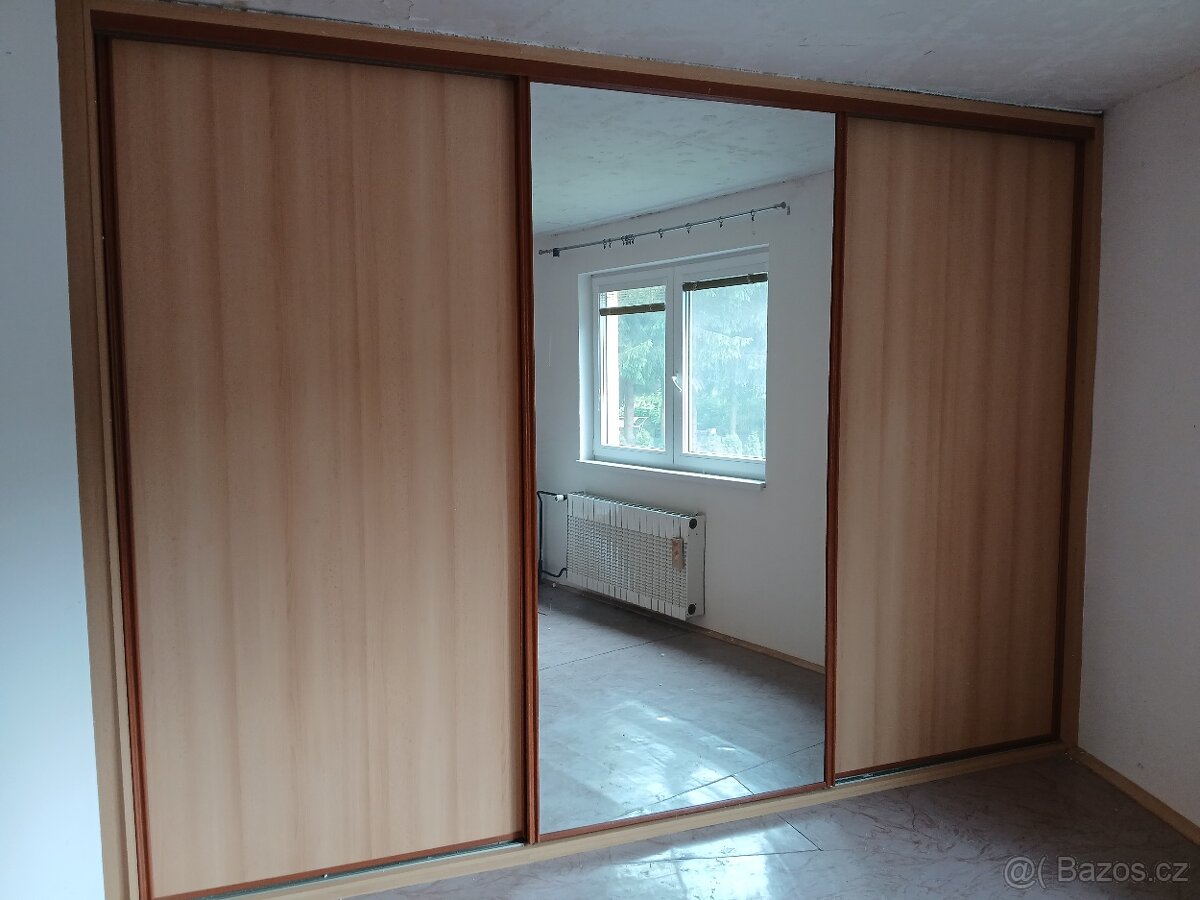 Vestavěná skříň