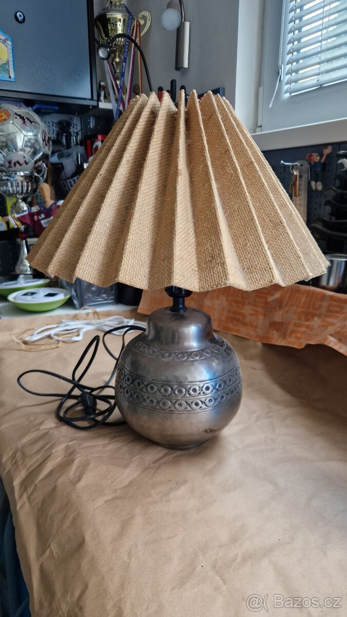 Stolní lampa kovová s béžovým stínítkem