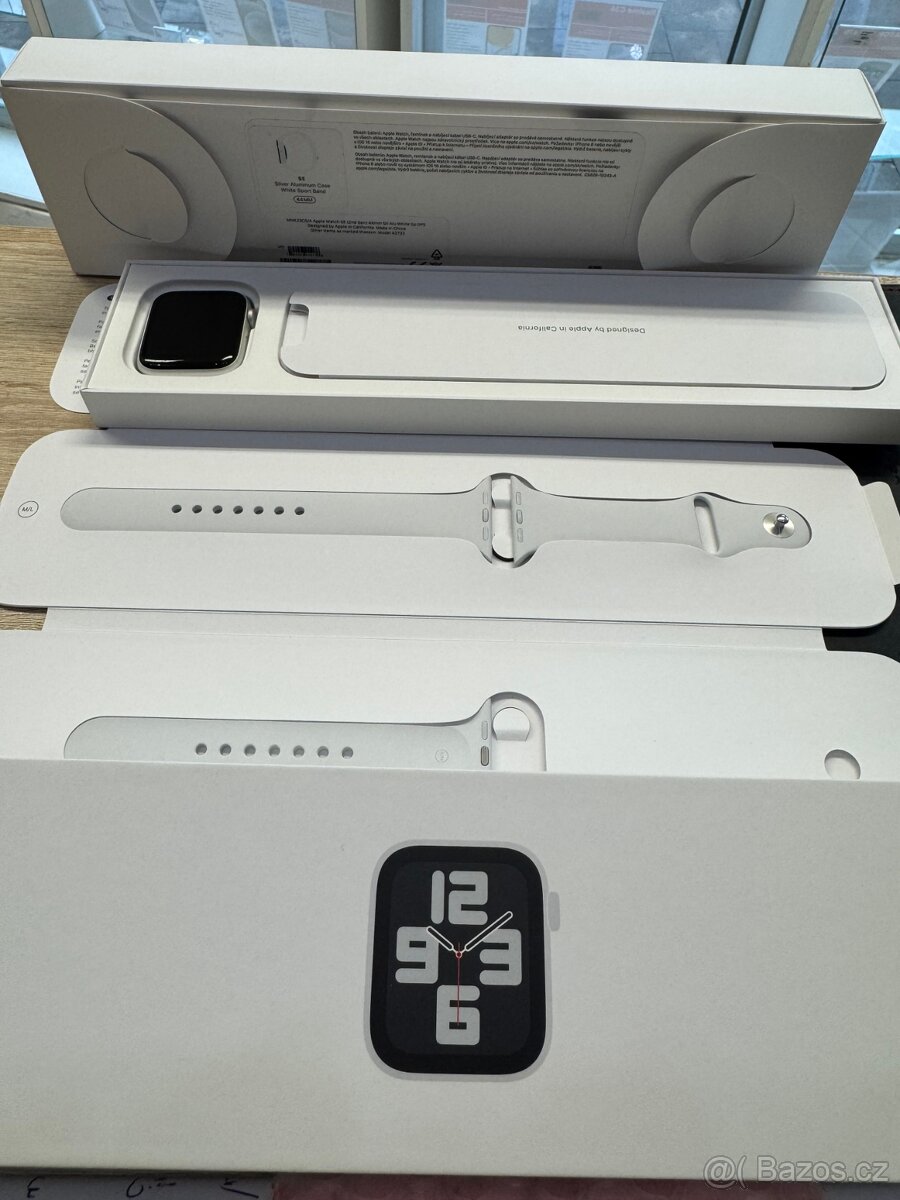 Apple Watch SE (2nd Gen) 44mm Silver Aluminum Case