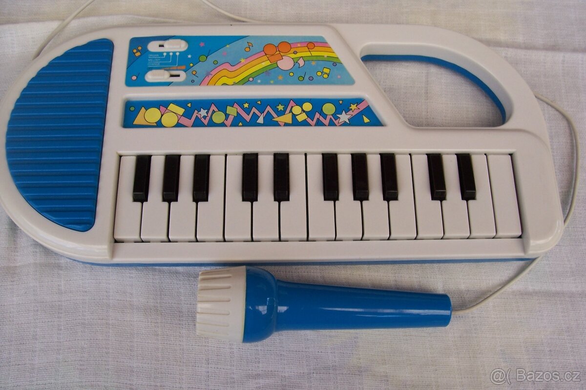PIANKO S MIKROFONEM