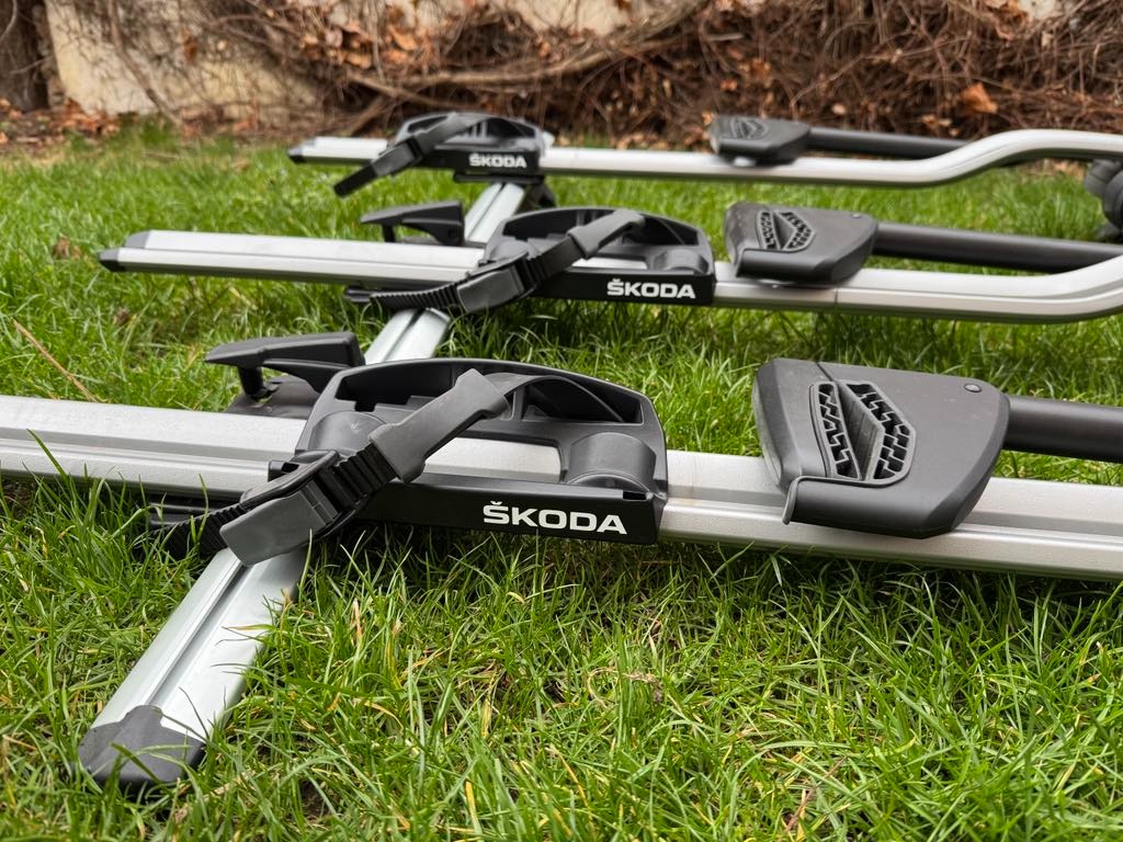AURILIS příčníky 120 cm + 3 × ŠKODA střešní nosič kol – možn