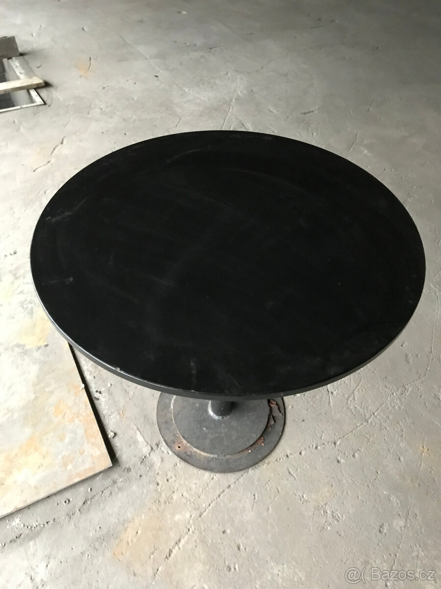 Prodám stoly 85x85cm.