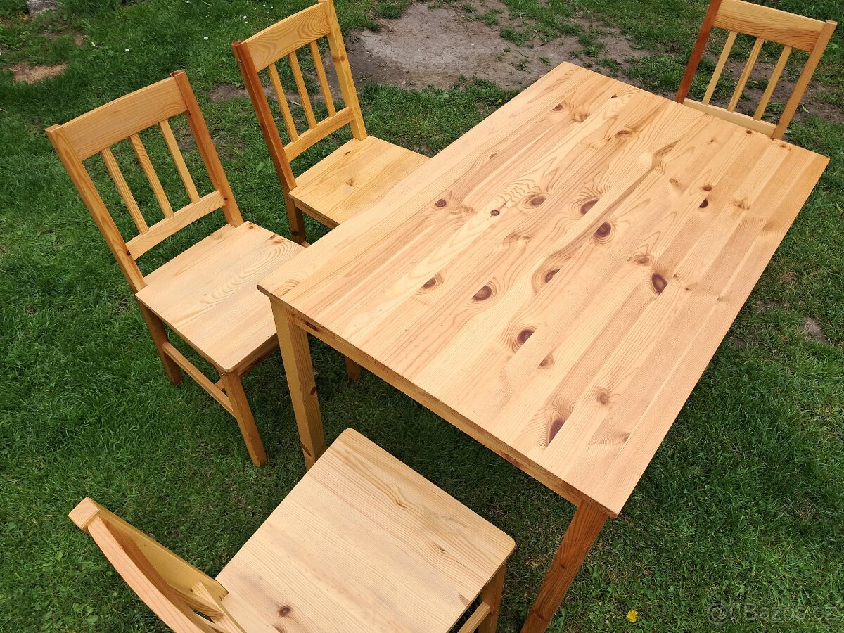 Dřevěný stůl a 4 židle