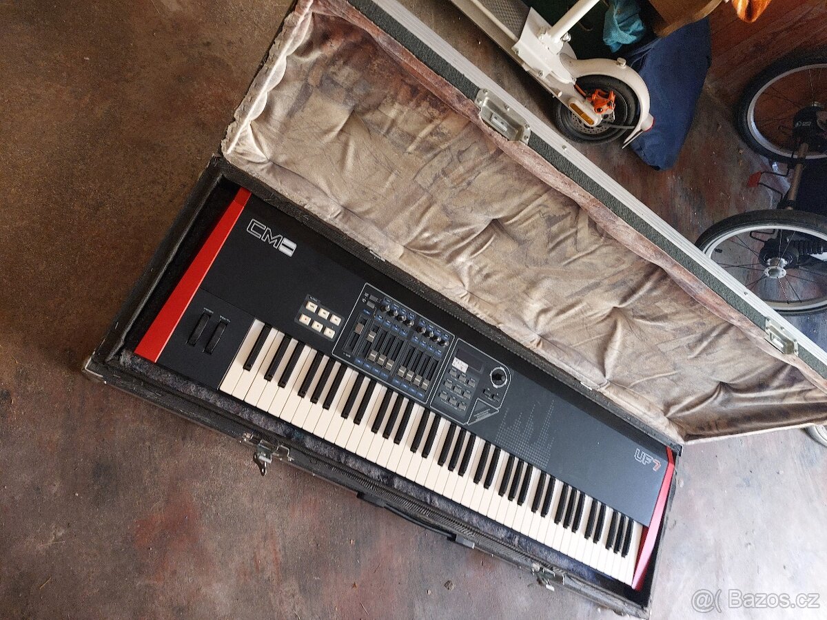 CME UF7 + Waldorf Nano uvnitř