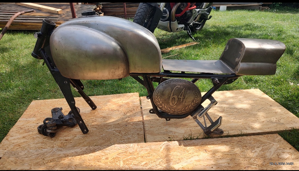Nádrž, bobek, boční kryty guzzi nevada