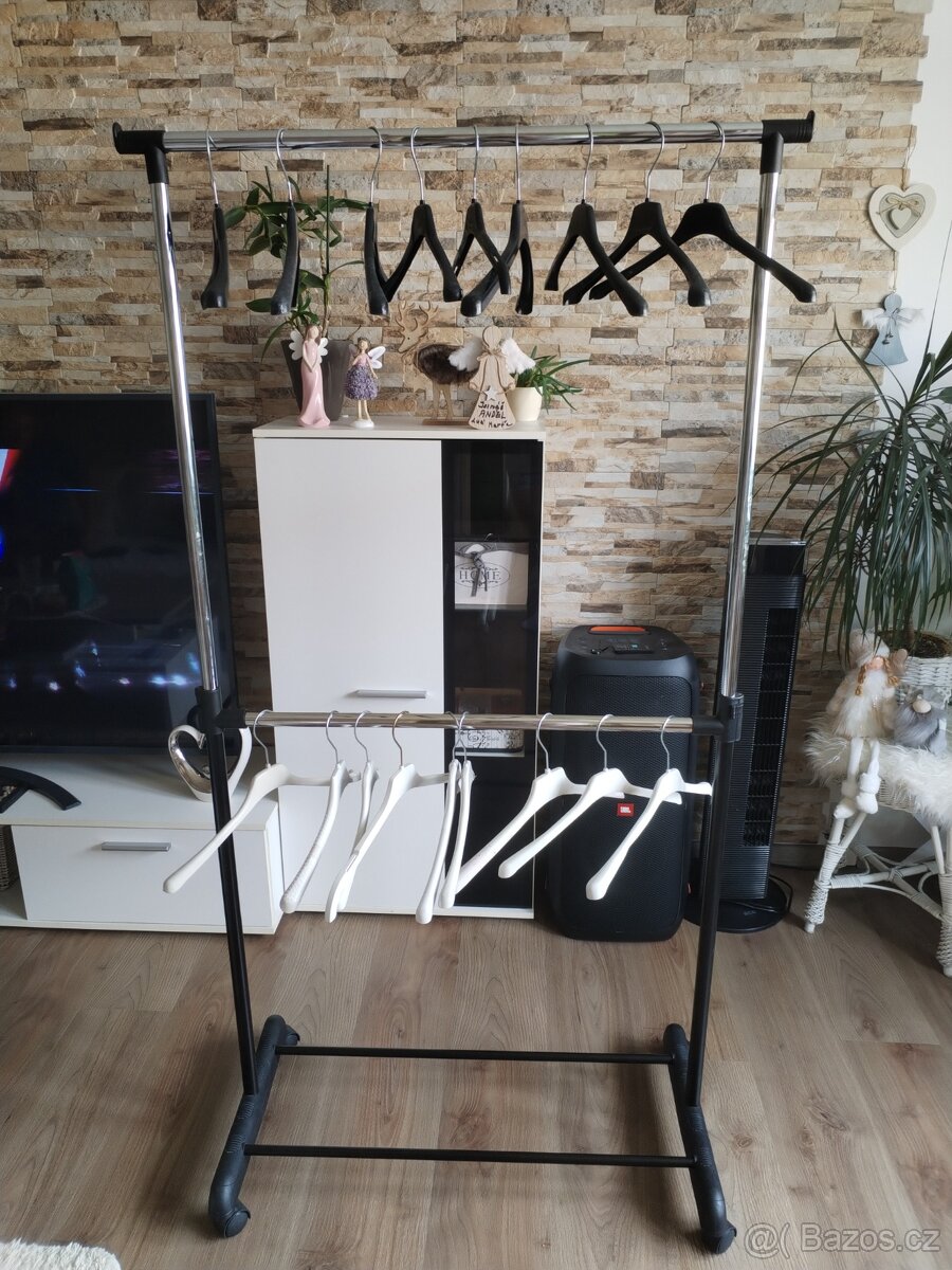 Dvou tyčový věšák na oblečení s ramínky