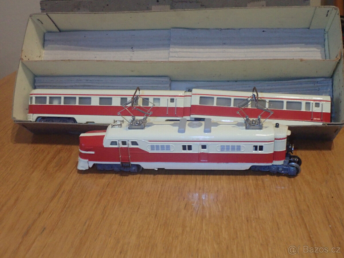 Rychlík Märklin H0 ST800, třídílný, slonovinově červená s or