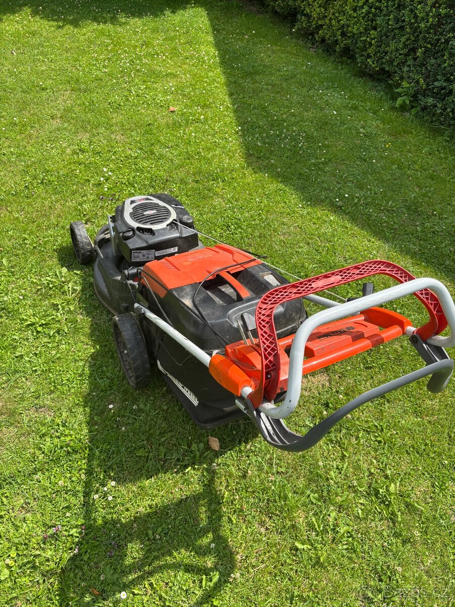 Rotační sekačka s pojezdem