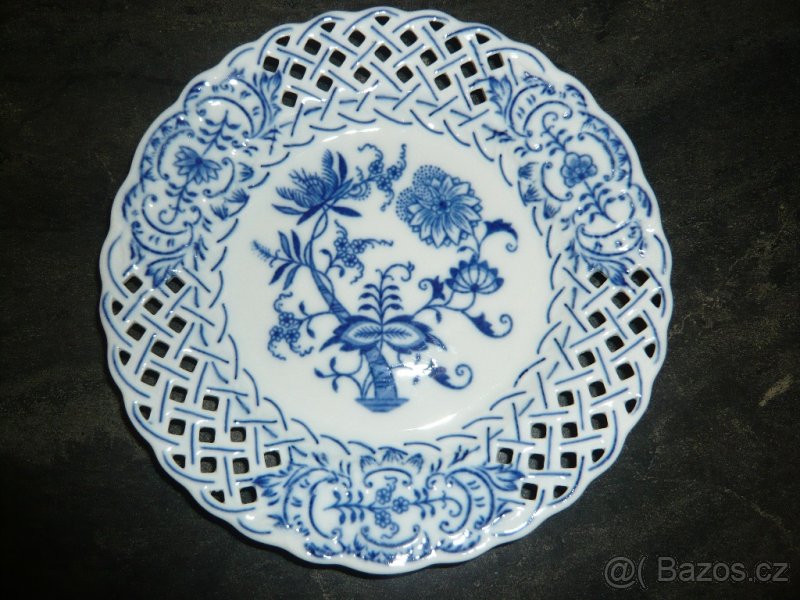 talíř prolamovaný cibulový porcelán