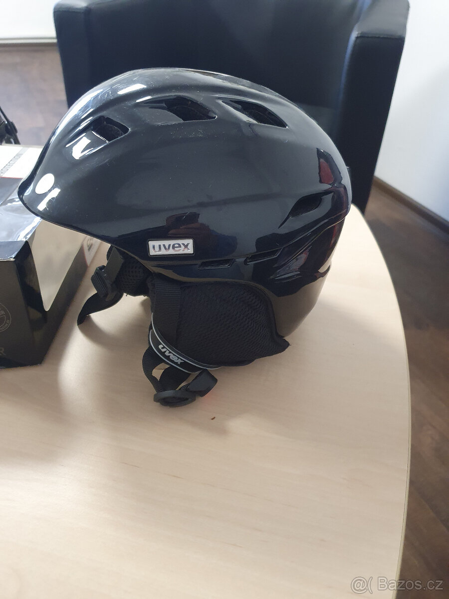 lyžařská helma Uvex