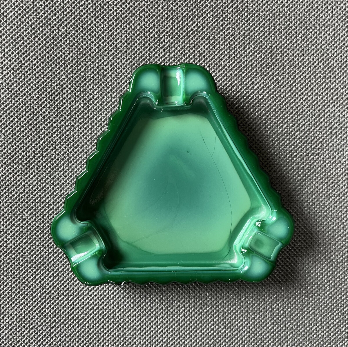 Art Deco popelník, malachitové jade sklo