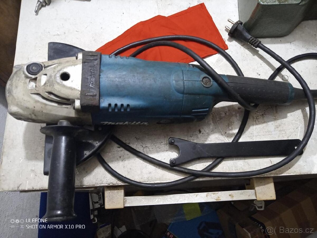 Úhlová bruska Makita 230