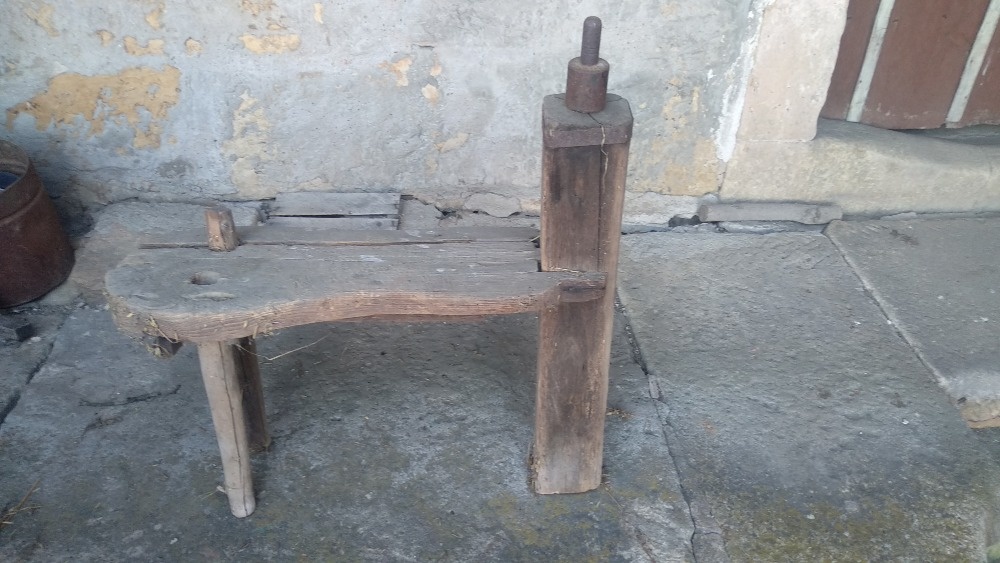 Historický naklepávač kos + stará orig.dřev.koza na řezaní