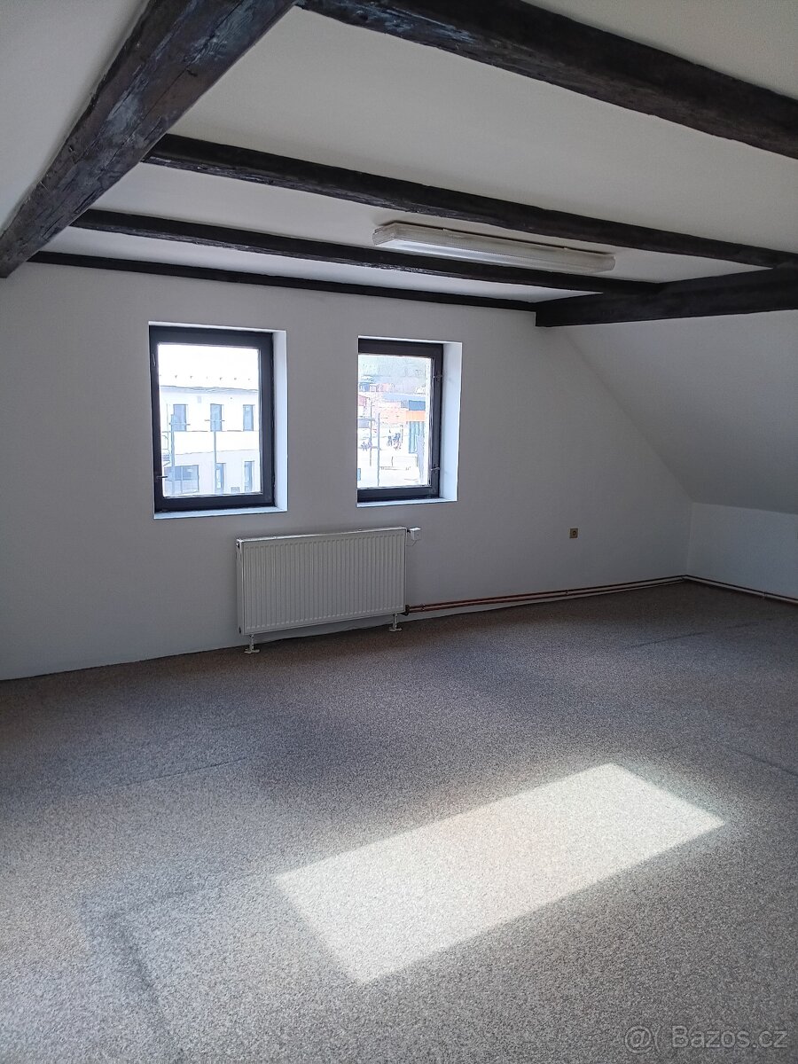 pronájem kanceláře v centru Nové Paky u autobusového nádraží