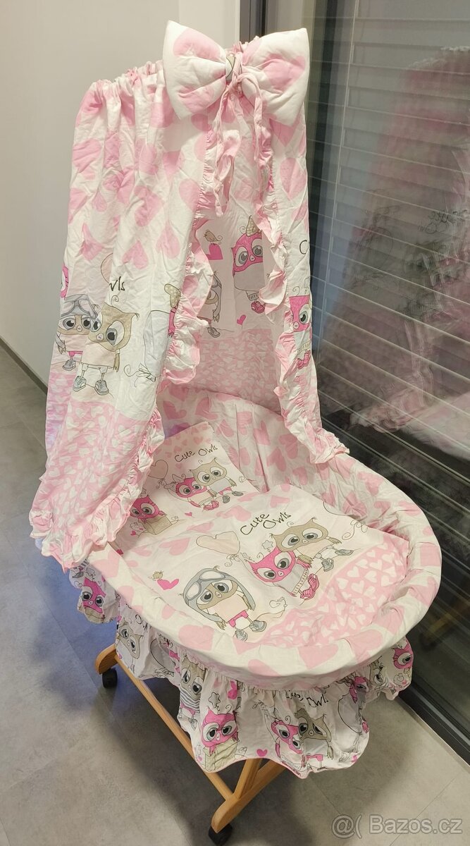 Proutěný košík pro miminko s příslušenstvím