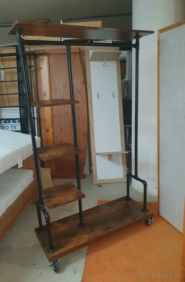 Pojízdný rustikální věšák