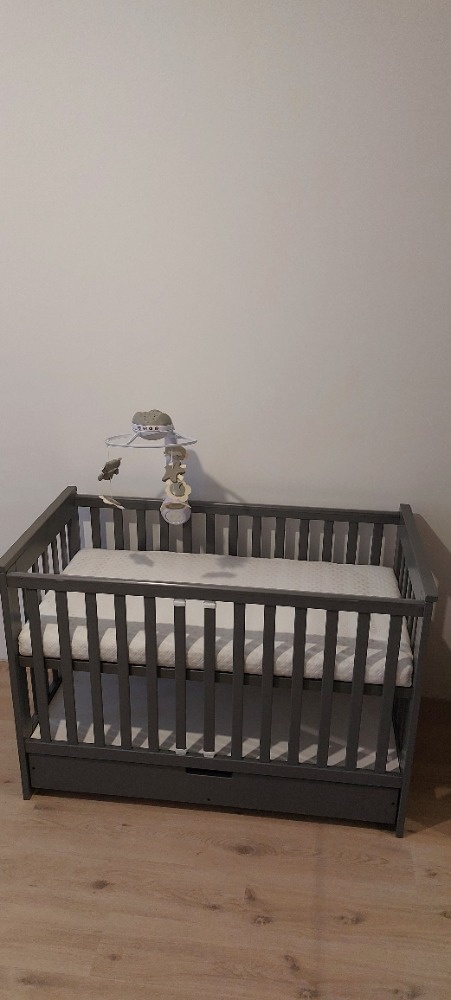 Dětská postýlka s úložným prostorem