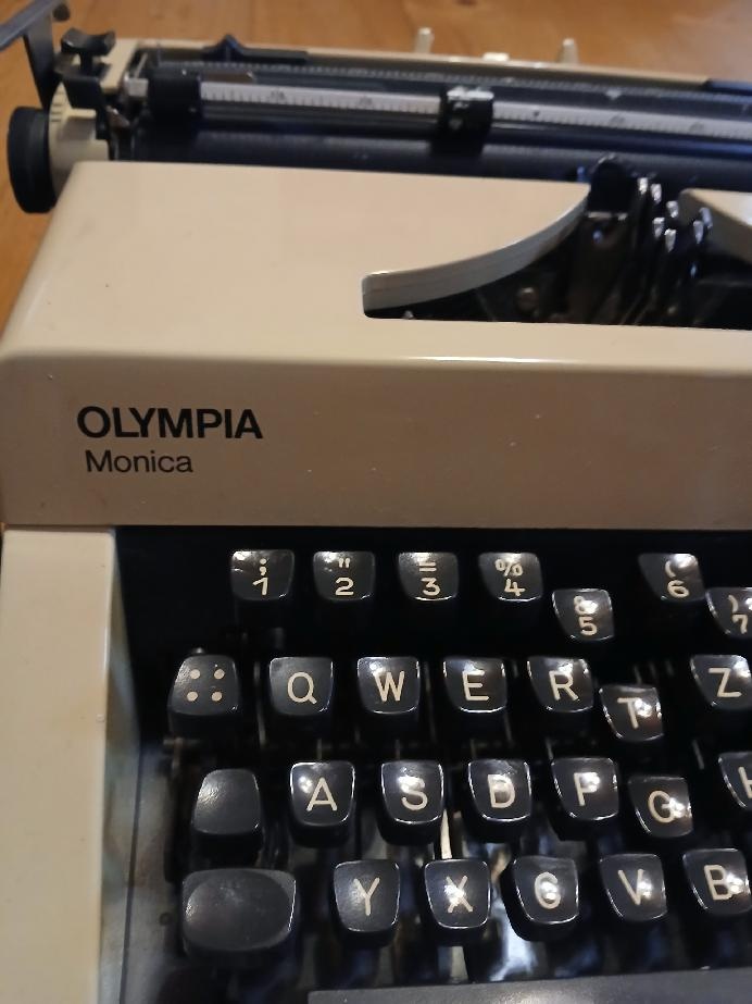 Psací stroj Olympia Monica