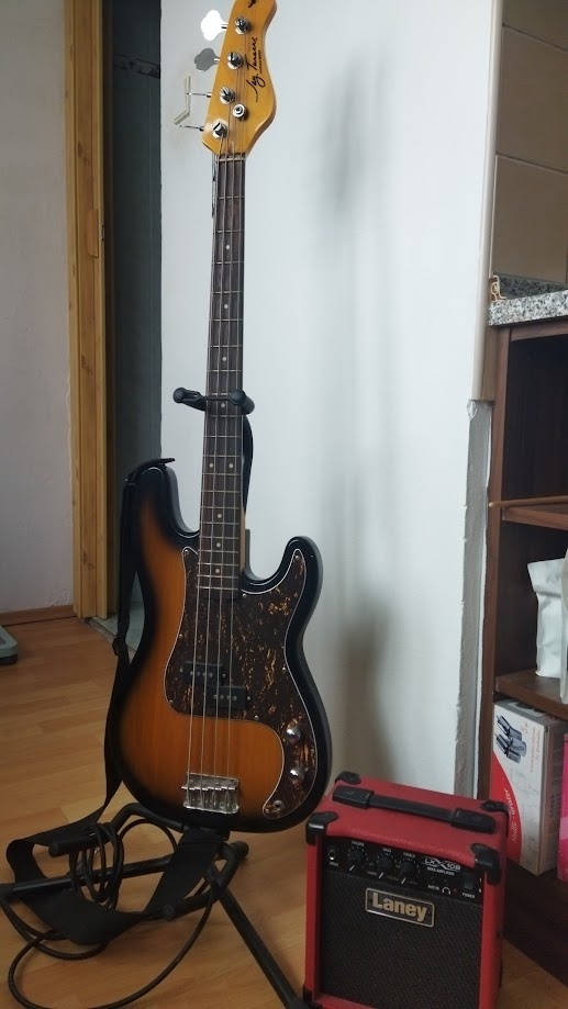 Basová kytara Jay Turser + kombo, stojan.