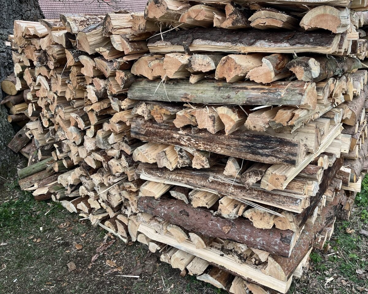 Suché štípané palivové dřevo - borovice