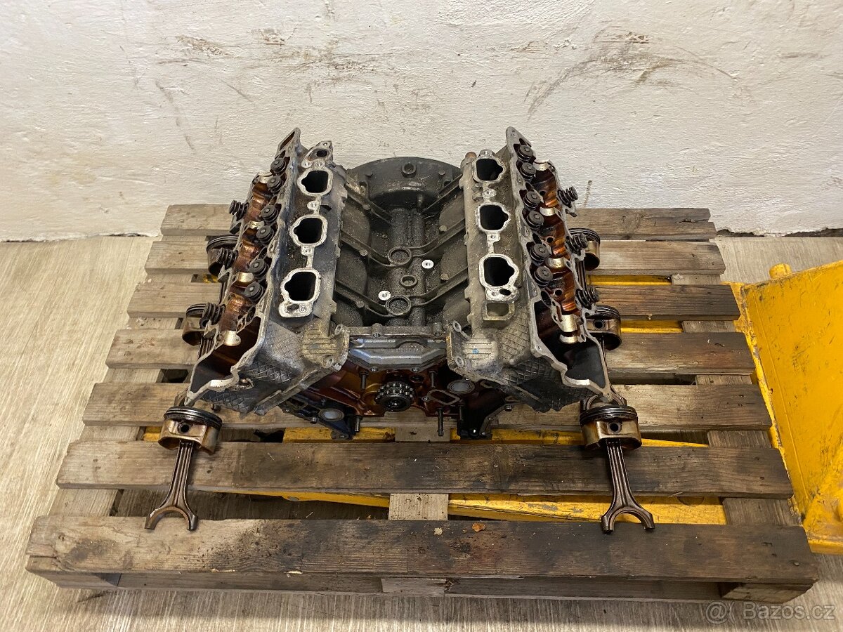 MERCEDES BENZ - BLOK MOTORU S HLAVAMI V6