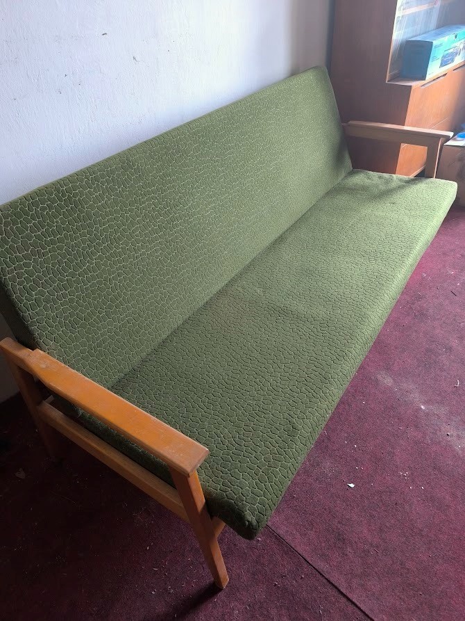 Retro sedačka trojmístná s dřevěnou kostrou