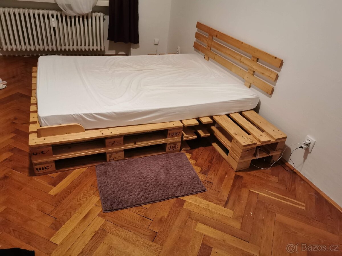 Paletová postel