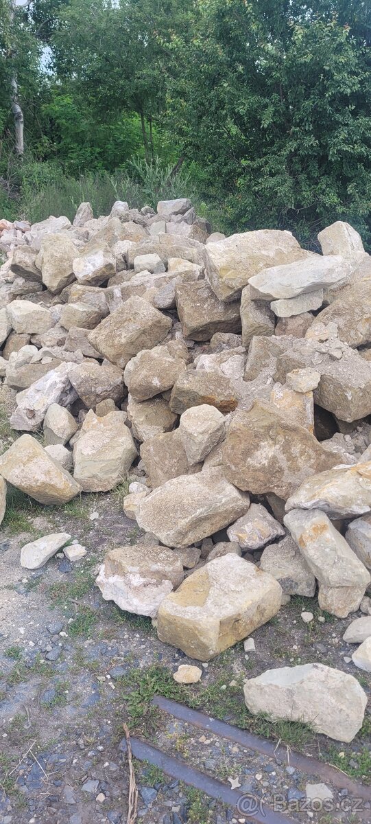pískovec - kameny velké a kvádry ze staré zdi