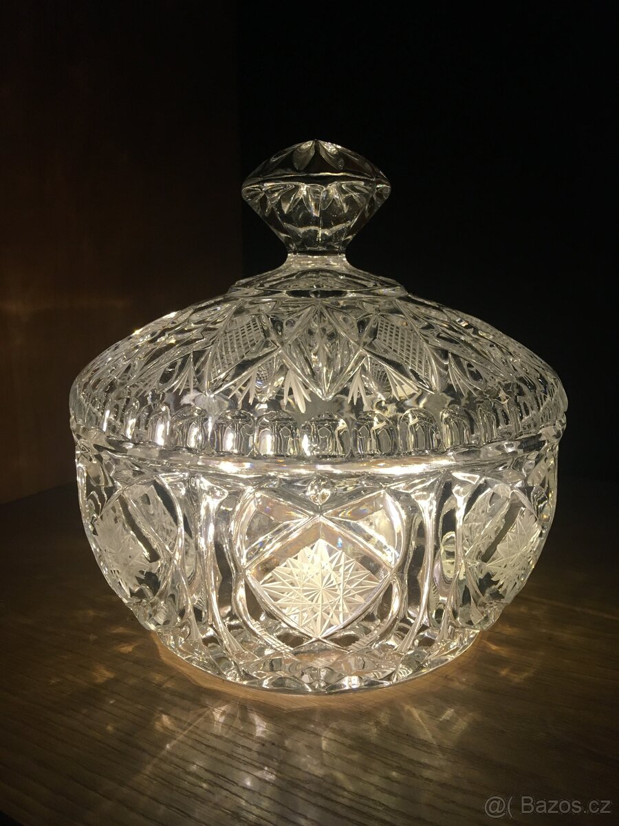 Broušená dóza s víkem s úchytem